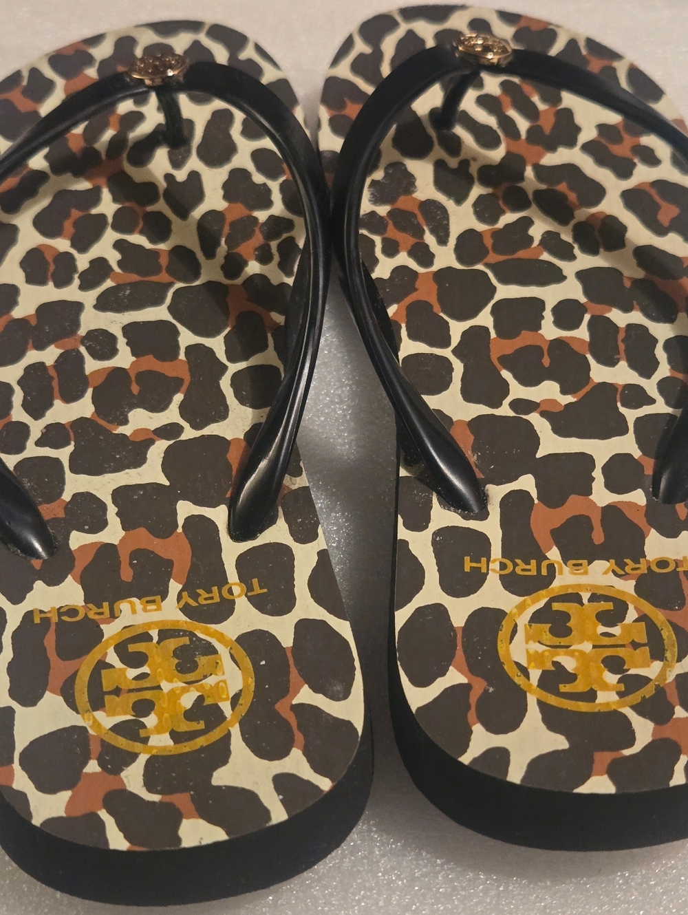 GUC Tory Burch Black Cheetah Thong Flip Flops Size 8M Thin Gold Logo Medallion - Picture 3 of 6